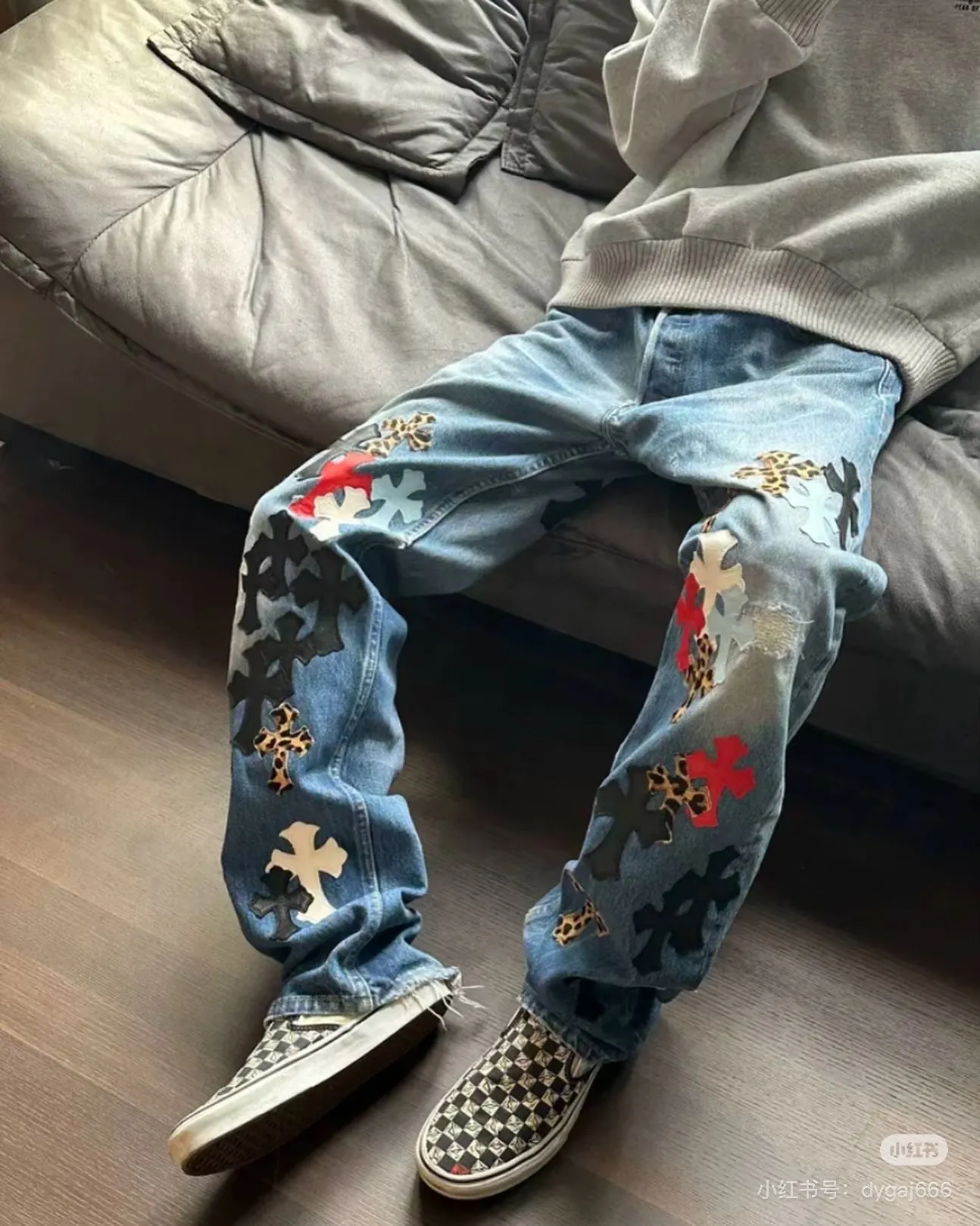 P280 Style number: D329 ChromeHearts Chrome washed blue contrasting patterned leather patch Chino workwear straight pants ceiling-level jeans, a pair is hard to find at the counter‼ ️About Zangyin✅This is an extremely luxurious fashion brand that can also be called the aristocracy of the high street. It has always been an exclusive brand for some hipsters or rich second generations. The color of this model is already very eye-catching by using a unique washed material. It is decorated with pink patch cross flowers, which cleverly highlights the charm of the brand. Secondly, this model adopts a classic high-waist cut design, which highlights the long legs and fashionable temperament of the upper body. The brand is highly recognizable and the slim-fitting configuration is more suitable for daily wear. The personality will be fashionable and the specifications can be seen at a glance. Materials and technology ✅ Needless to say, this point goes without saying. As an excellent craftsman brand, Zangyin's requirements for details and craftsmanship are really perfect. The washed color of this model has gone through a lot of processes, not to mention the embellishment of the denim appliqués. It is also purely handmade and sewn. Just like what they believe in, only handmade things have soul and have the meaning of wearing. A top-notch heavy-duty fashionable denim item, recommended by both hands‼ ️Color #Washed Blue Size #28-36 (s m l Pants opening 22 XXL waist 94 hips 118 pants length 110 pants opening 23